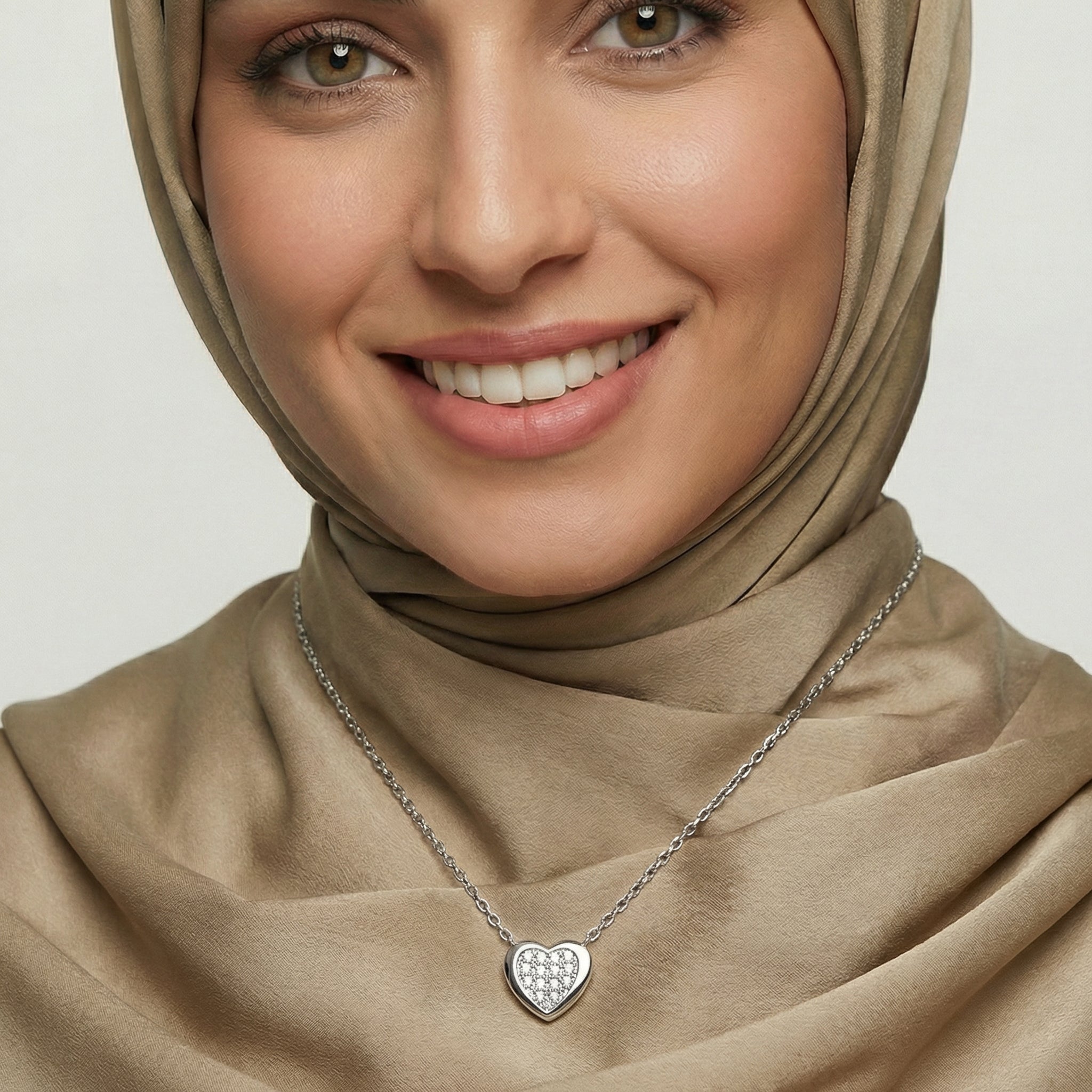قلادة عاليا من المويسانايت